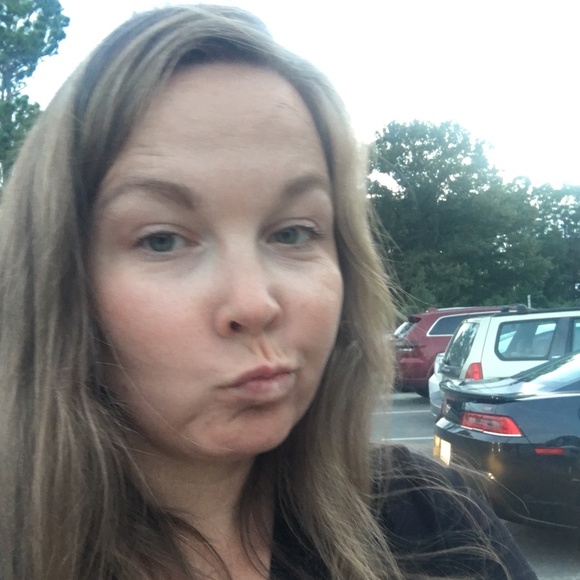 Meet your Posher, Emilee - Picture 1 of 1